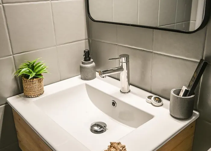 Celestia Roοms And Apartments דירה אגיה פאראסקבי